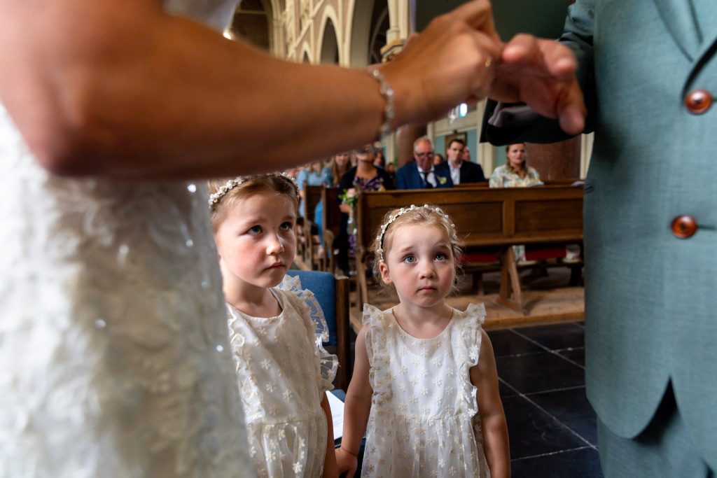 Kinderen brengen trouwringen