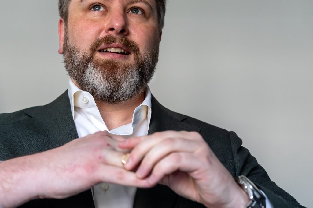 Trouwpak bruidegom aantrekken
