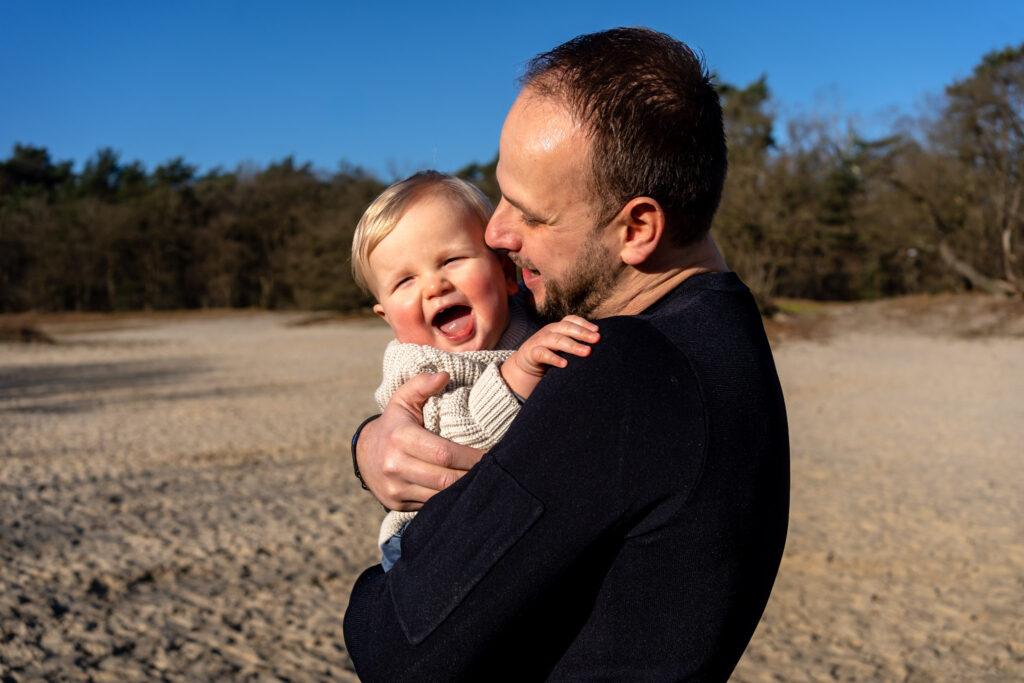 Kleurrijke gezinsfoto's spontane fotoshoot