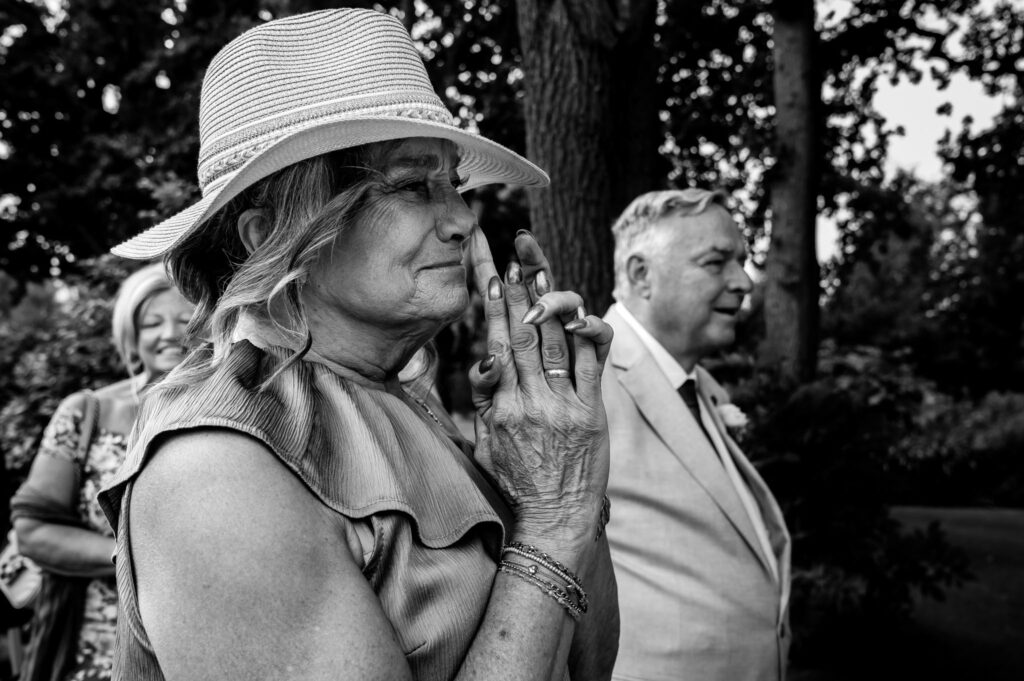 Trouwfotograaf die echte momenten vastlegt