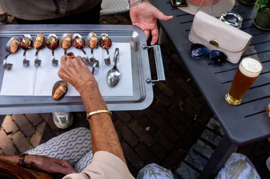 Gast neemt hapje op bruiloft