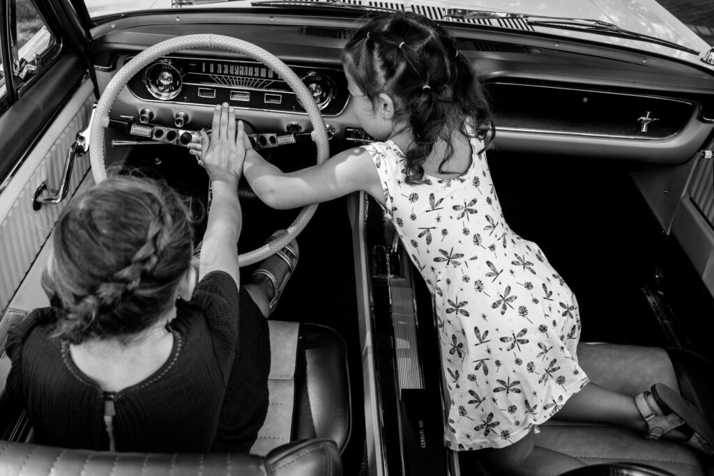 Kinderen in trouwauto Ford Mustang