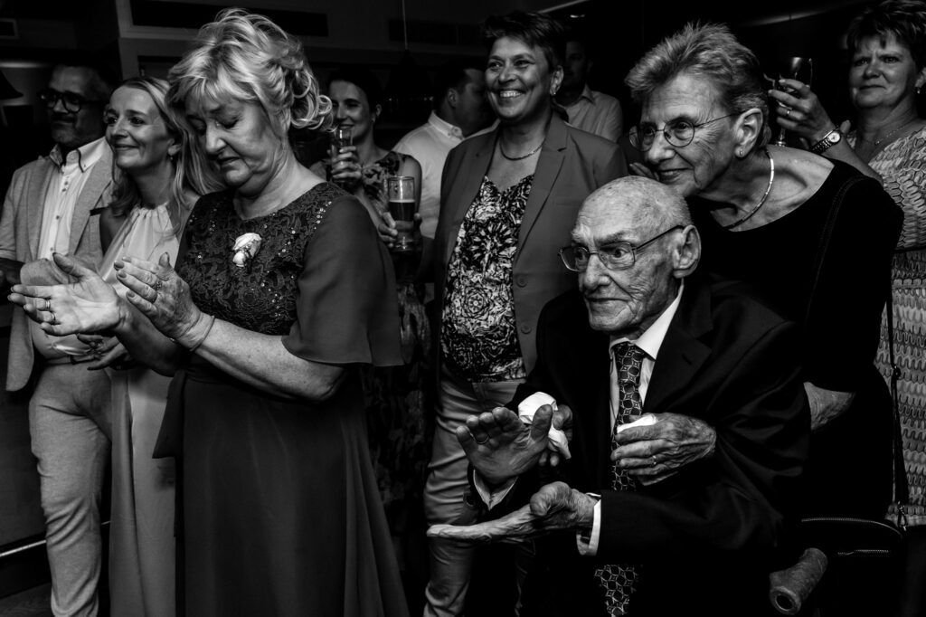 Trotse opa en oma bruiloft