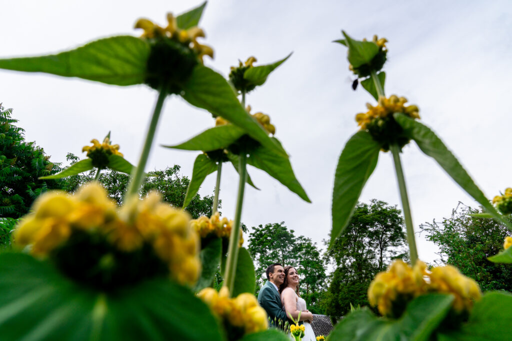 Trouwreportage tussen bloemen
