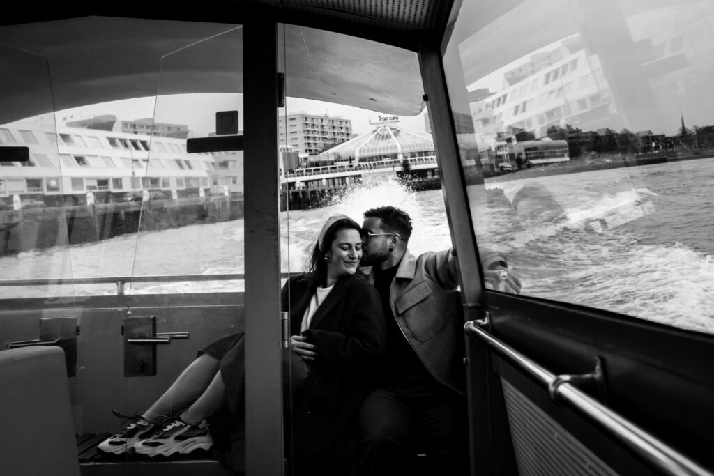 Verliefd stel in de watertaxi op de Maas