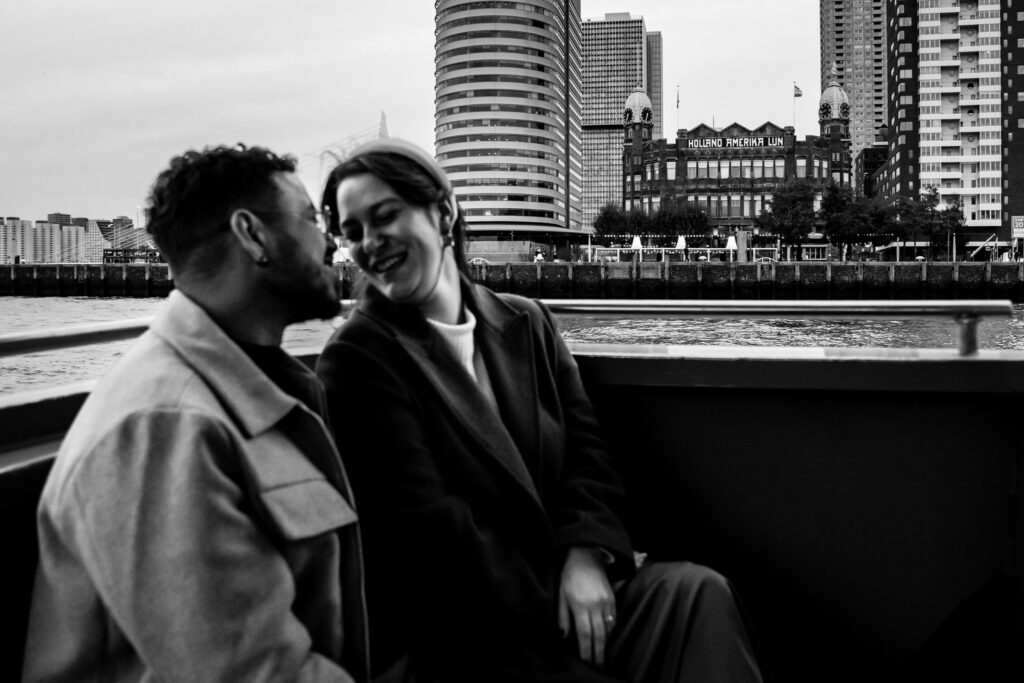 Fotoshoot Watertaxi met Hotel New York op achtergrond