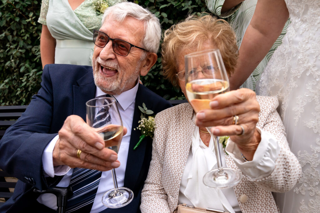 Trouwen in Rotterdam opa en oma die proosten