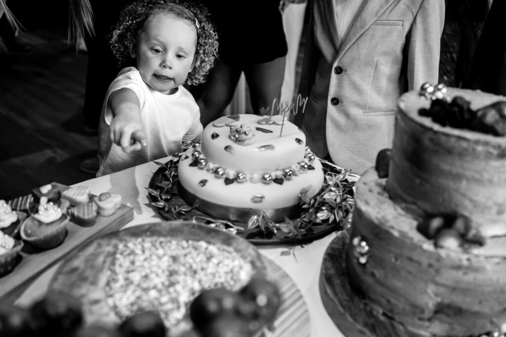 Kind wil bruidstaart eten