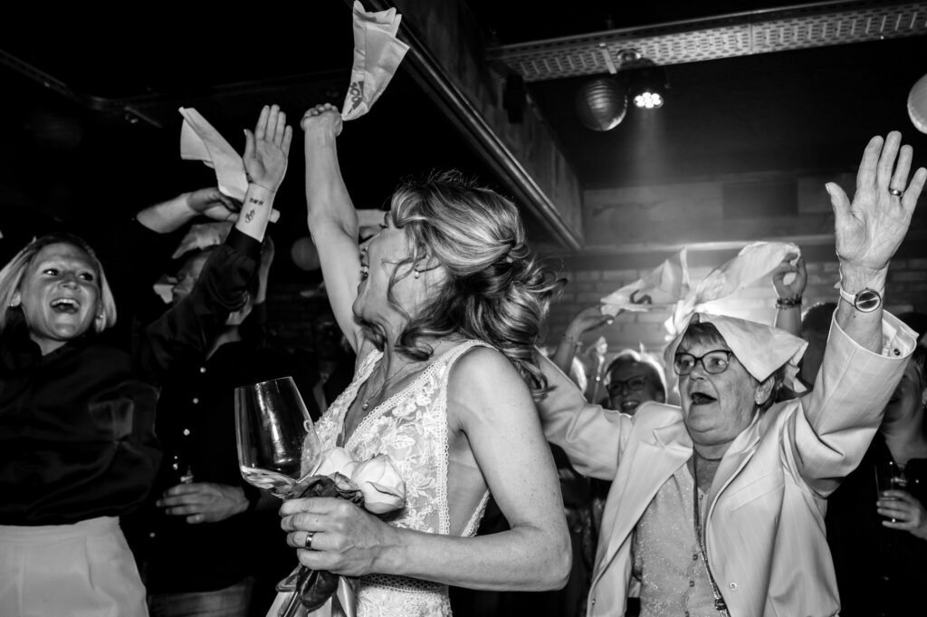 Bruid zwaait met servet op trouwfeest